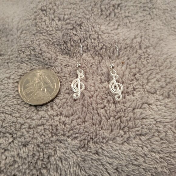 Treble Clef #4 Womens Earrings One Pair Music Silver Tone Alloy Band E102E - Picture 2 of 3